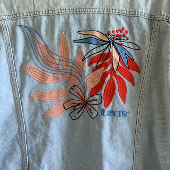 🆕 Levi’s Jean Jacket with flowers - Picture 5 of 7